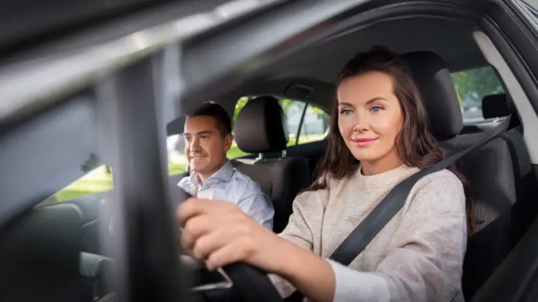 Jeune femme au volant d'une voiture un passager