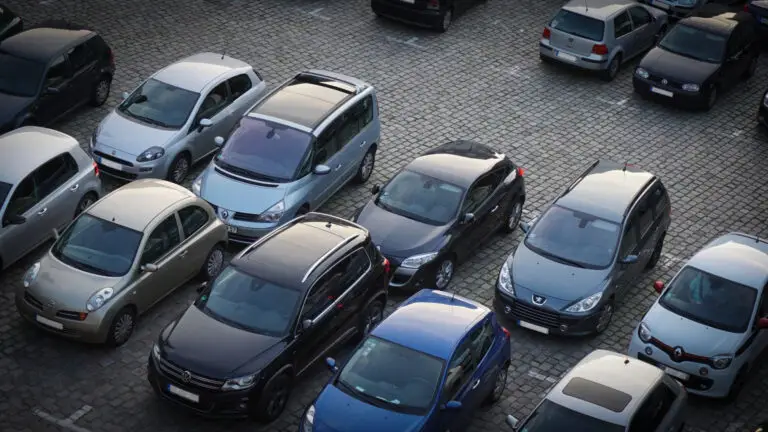 Photo Vue aérienne d'un parking d'entreprise avec plusieurs voitures alignées